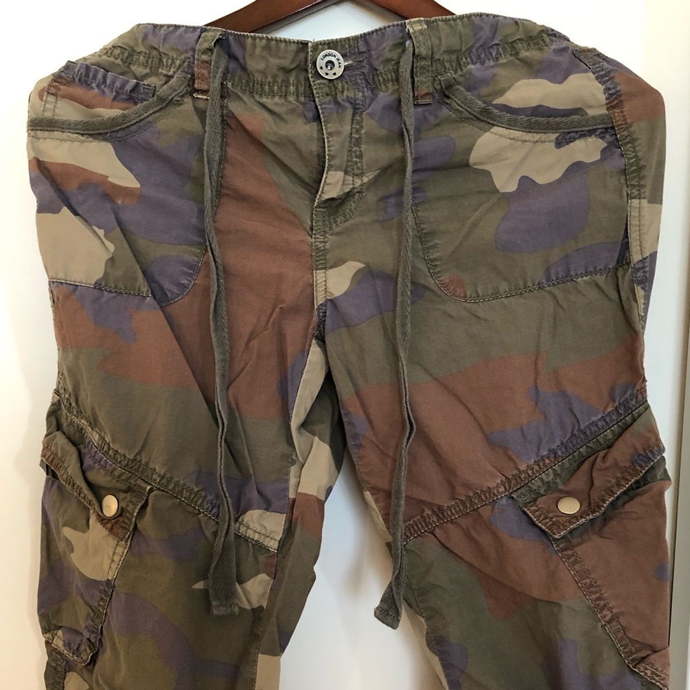 London Jean capri camouflage pants.